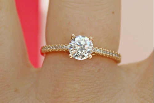 Кільце Xuping Jewelry тонке білий фіаніт 6 мм з боків дрібні фіаніти р 18 золотисте