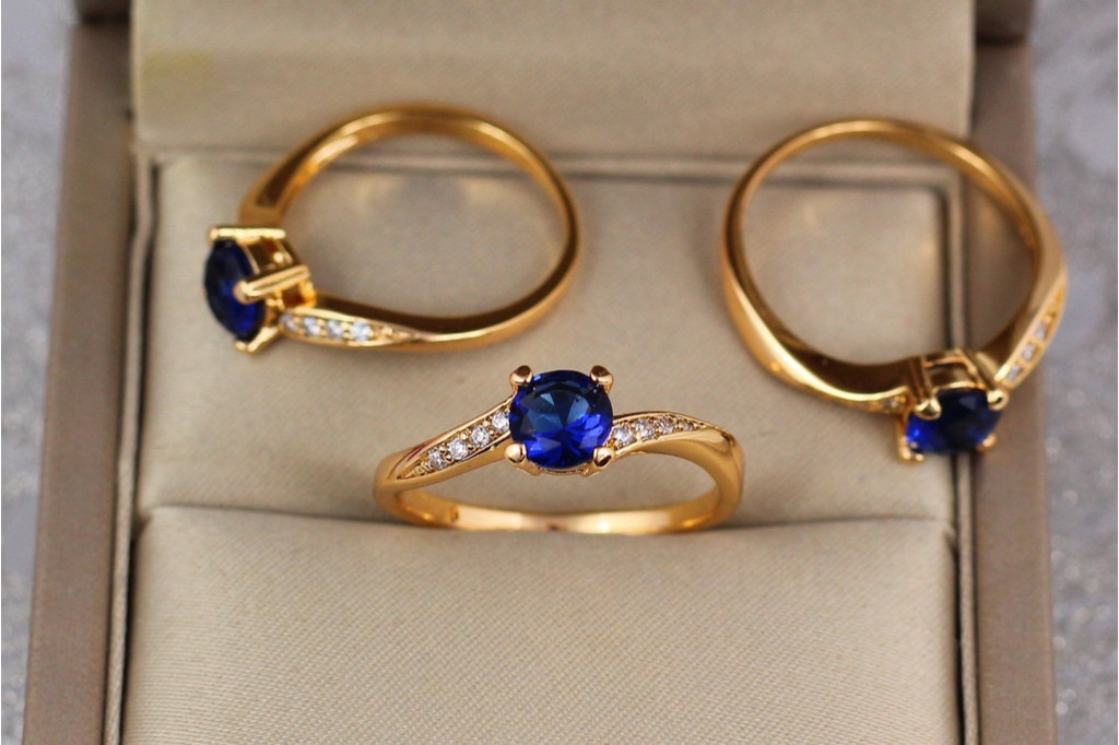 Кольцо Xuping Jewelry тонкое бока изогнуты с синим камнем  6 мм р 18 золотистое