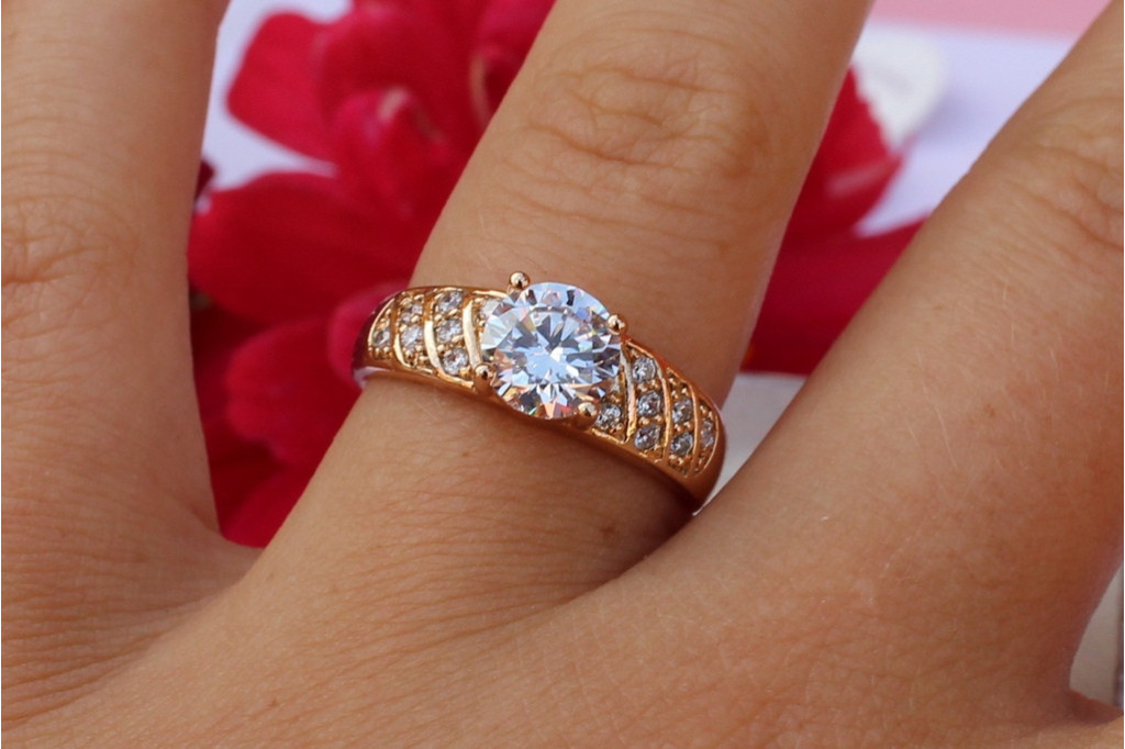 Кольцо Xuping Jewelry широкое с камнем 7 мм  по бокам косые дорожки из камней  р 17 золотистое