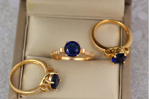Кольцо Xuping Jewelry с синим камнем 8 мм и мелкими фианитами по бокам р 18 золотистое