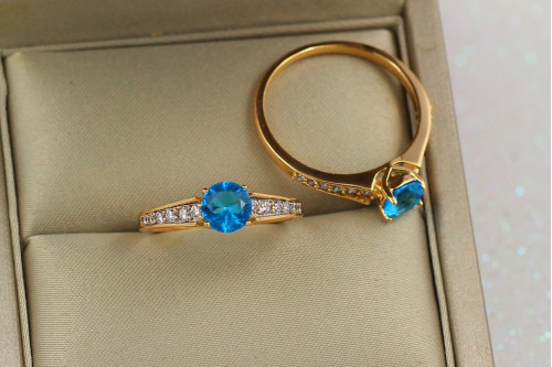 Кольцо Xuping Jewelry с голубым камнем р 18 золотистое