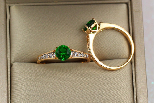 Кольцо Xuping Jewelry с зеленым камнем р18 золотистое
