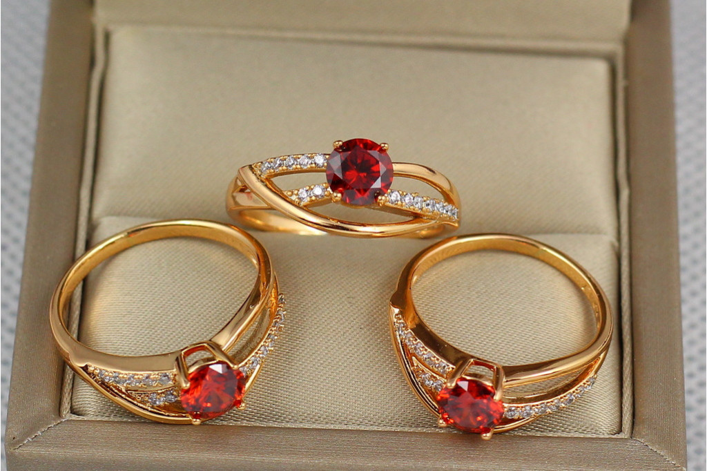 Кольцо Xuping Jewelry волны с красным камнем р 19 золотистое