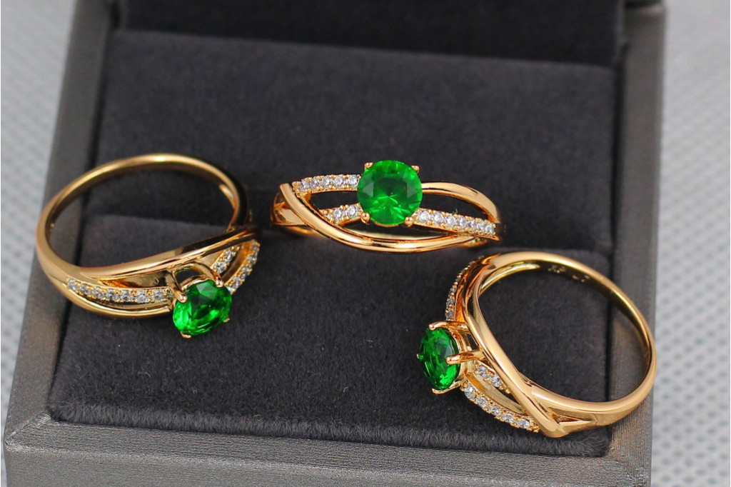 Кольцо Xuping Jewelry волны с зеленым камнем р 16 золотистое