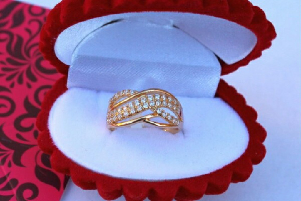 Кольцо Xuping Jewelry восьмерка переплетаются три дорожки из камней  р 16  золотистое