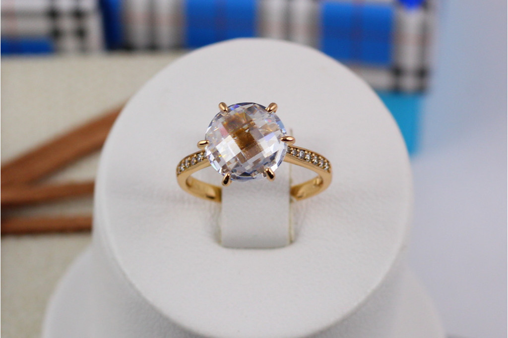 Кольцо Xuping Jewelry тонкое с белым фианитом 11 мм на шесть креплений р 16  золотистое