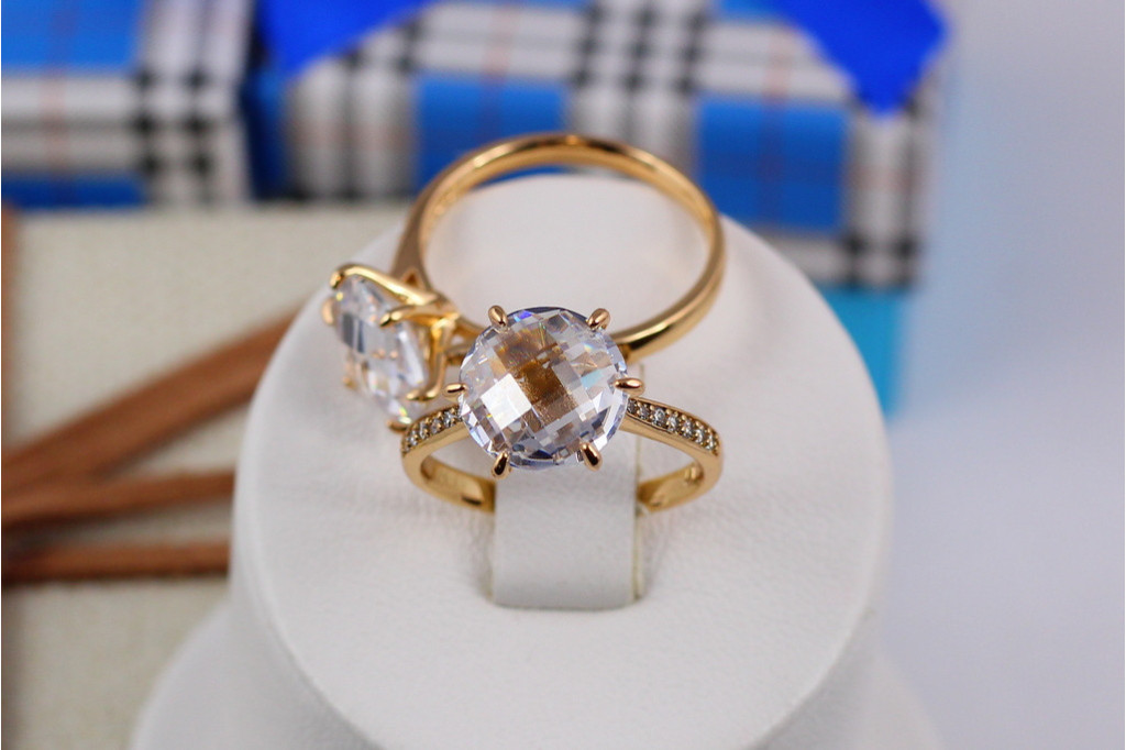 Кольцо Xuping Jewelry тонкое с белым фианитом 11 мм на шесть креплений р 17 золотистое