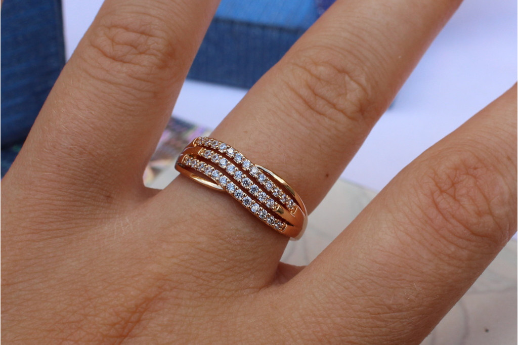 Кільце Xuping Jewelry три хвилястих доріжки з каменів р 17 золотисте