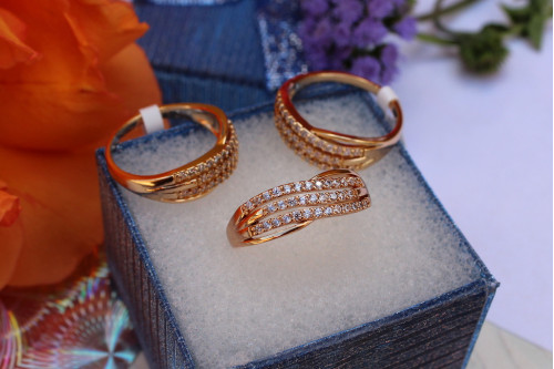 Кільце Xuping Jewelry три хвилястих доріжки з каменів р 18 золотисте