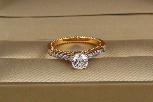 Кільце Xuping Jewelry з родієм камінь 6 мм з боків дрібні камені р 17золотисте