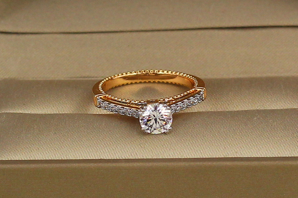 Кольцо Xuping Jewelry с родием камень 6 мм по бокам мелкие камни р 18 золотистое
