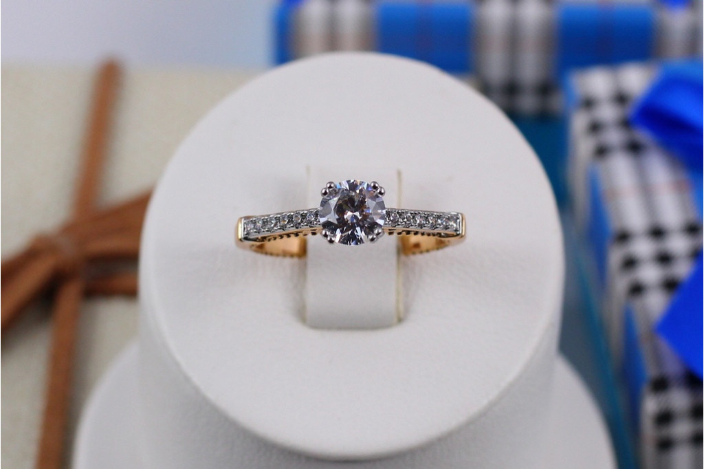 Кольцо Xuping Jewelry с родием камень 6 мм по бокам мелкие камни р 18 золотистое