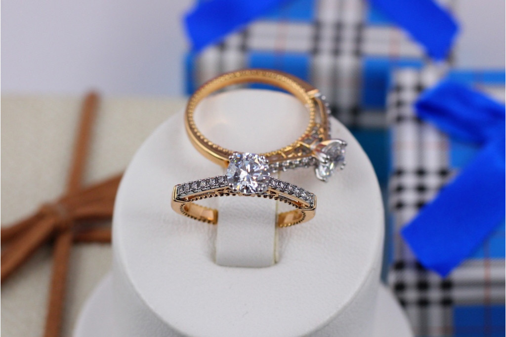 Кольцо Xuping Jewelry с родием камень 6 мм по бокам мелкие камни р 18 золотистое