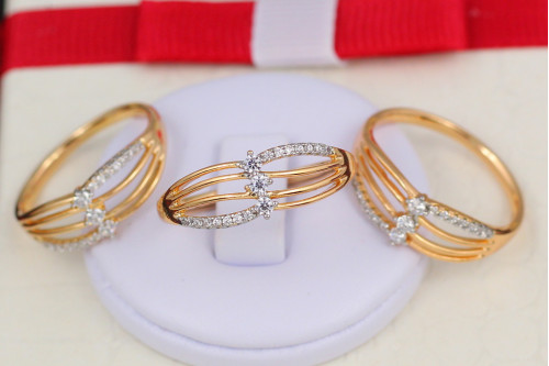 Кільце Xuping Jewelry з родієм з трьома каменями на тоненьких смужках р 16 золотисте