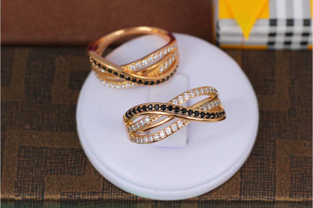 Кільце Xuping Jewelry нескінченність з білими і чорними каменями  р 16 золотисте