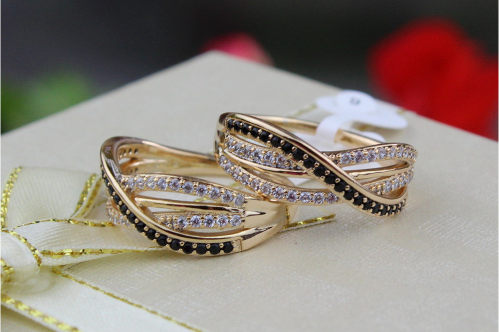 Кільце Xuping Jewelry нескінченність з білими і чорними каменями  р 16 золотисте