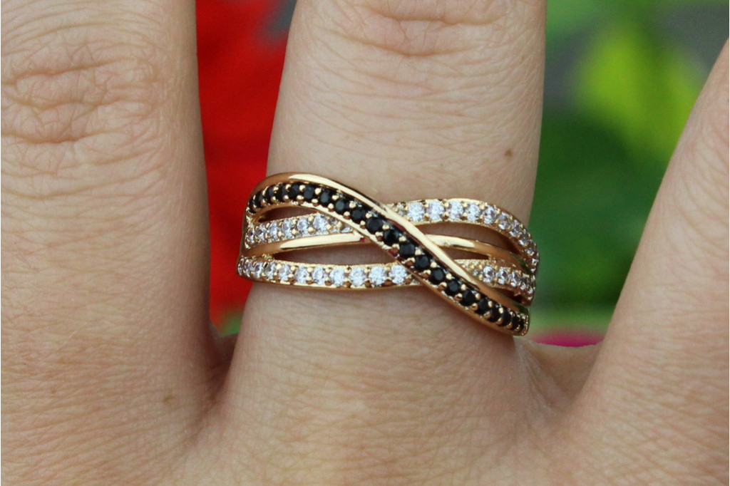 Кільце Xuping Jewelry нескінченність з білими і чорними каменями  р 16 золотисте