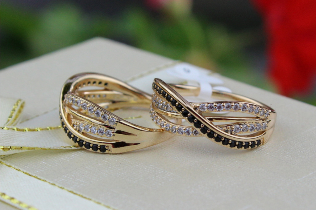 Кільце Xuping Jewelry нескінченність з білими і чорними каменями  р 16 золотисте