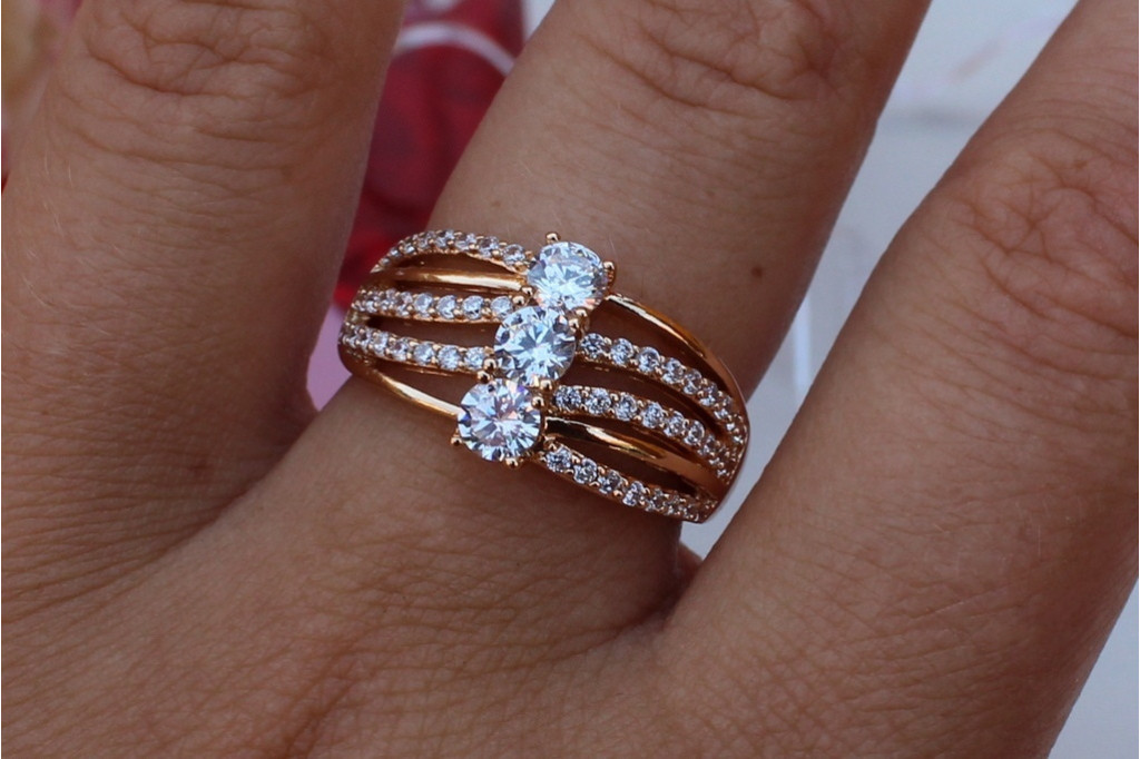 Кольцо Xuping Jewelry с тремя камнями р 17 золотистое