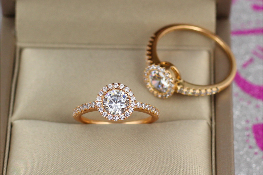 Кільце Xuping Jewelry тонке камінь в колі дрібних каменів з боків камені р 17 золотисте