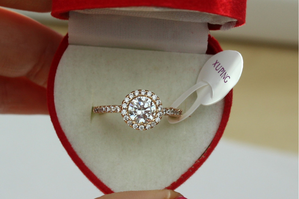 Кільце Xuping Jewelry тонке камінь в колі дрібних каменів з боків камені р 17 золотисте