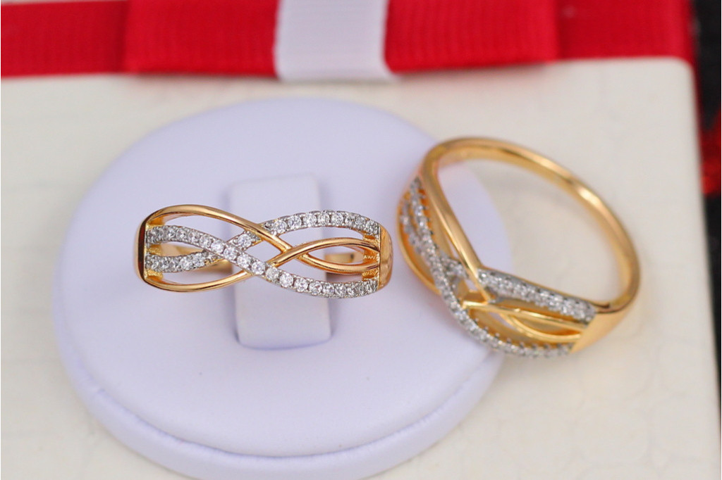 Кільце Xuping Jewelry хвиляста вісімка р 18 золотисте з родієм