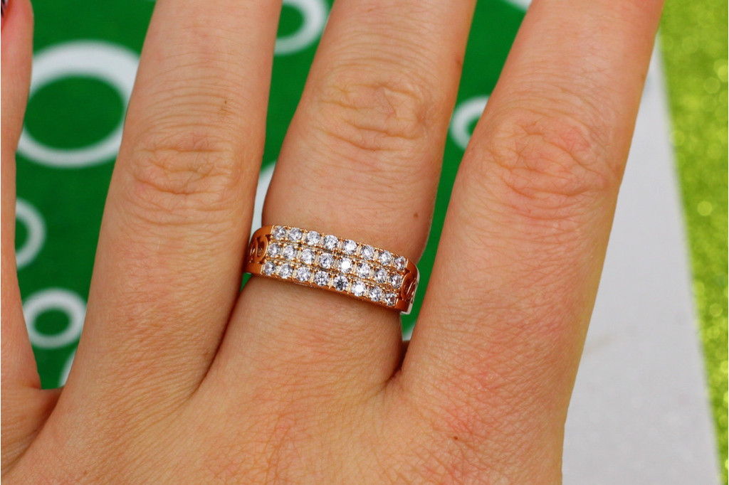 Кільце Xuping Jewelry каміння у три ряди по боках різьблення р 18 золотисте
