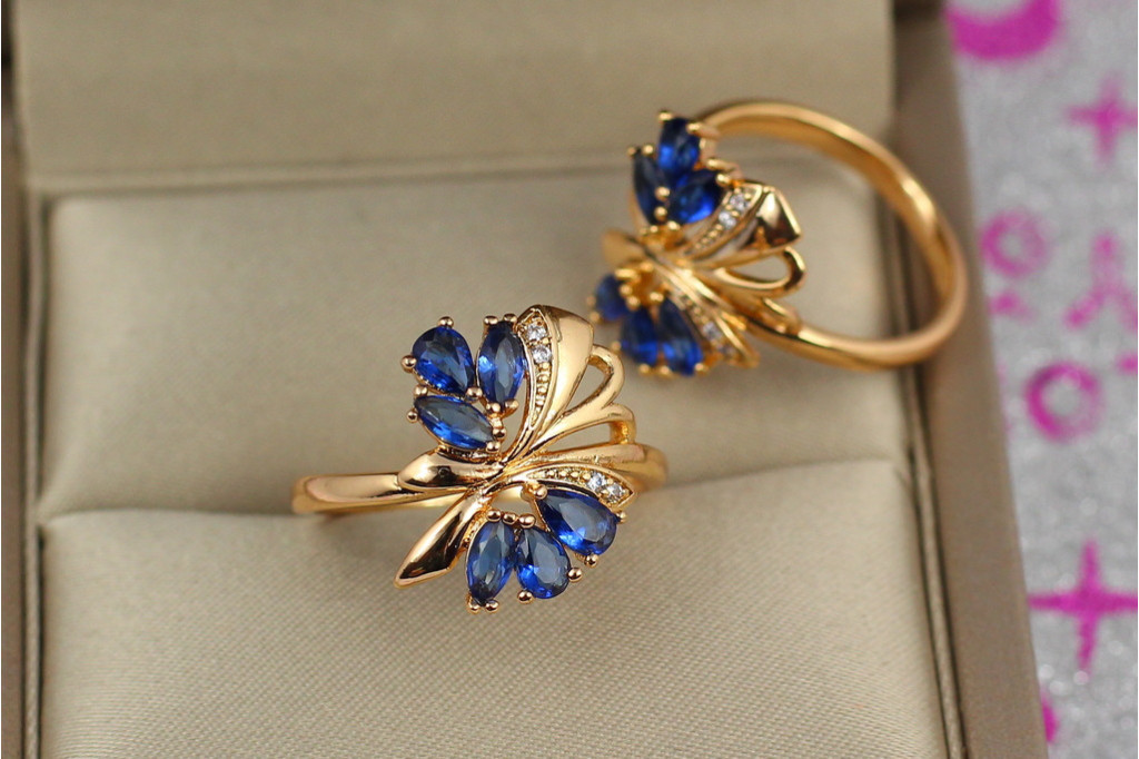 Кольцо Xuping Jewelry крылышки с синими камнями р 16 золотистое