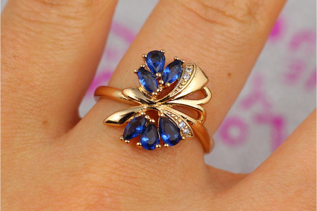 Кольцо Xuping Jewelry крылышки с синими камнями р 16 золотистое