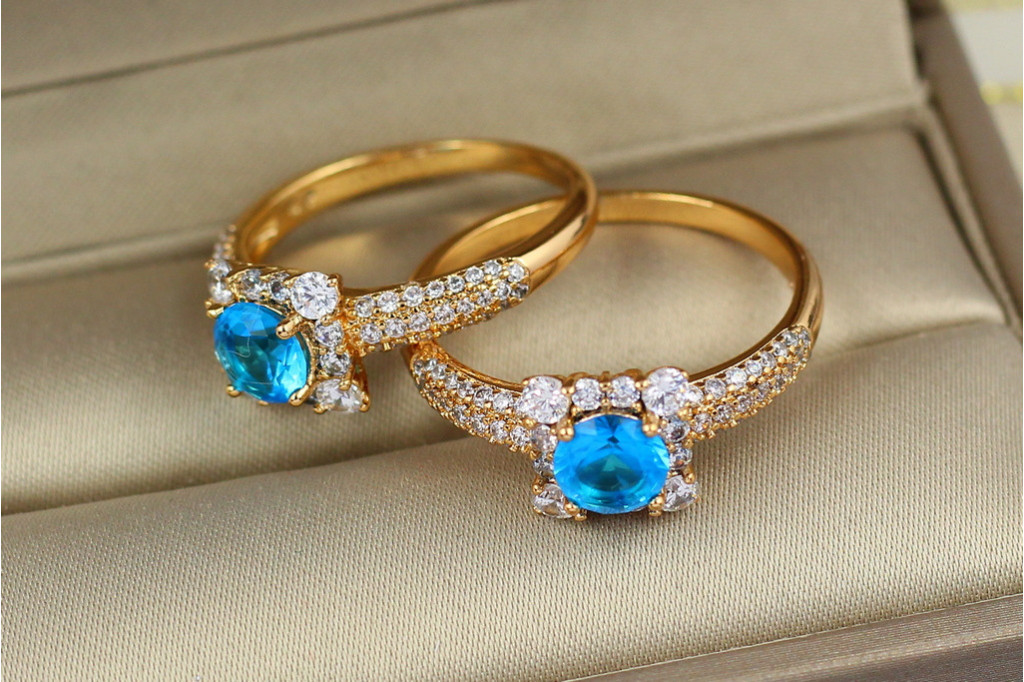 Кільце Xuping Jewelry з блакитним каменем у квадраті з білих каменів р 16 золотисте