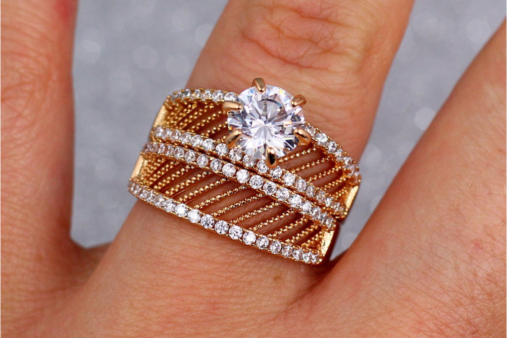 Кільце Xuping Jewelry широке сіточка з каменем р 17 золотисте