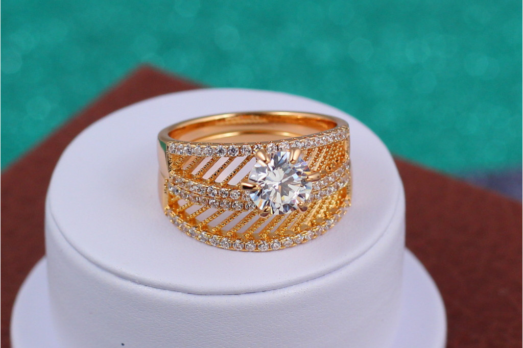 Кільце Xuping Jewelry широке сіточка з каменем р 18 золотисте