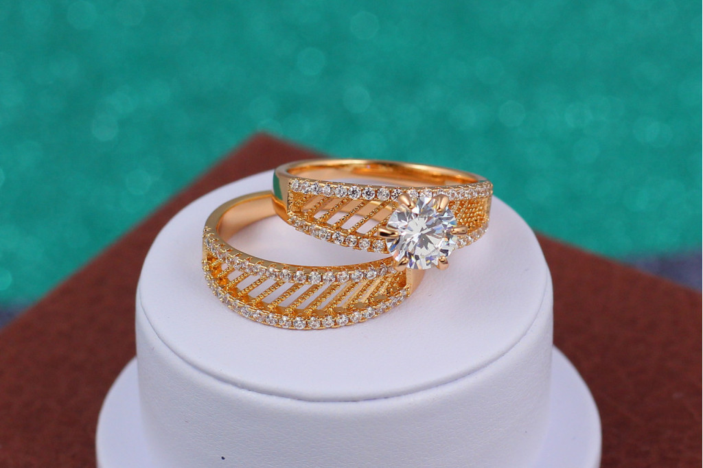 Кільце Xuping Jewelry широке сіточка з каменем р 18 золотисте