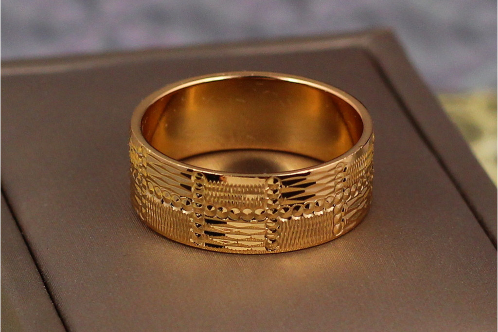 Обручальное кольцо Xuping Jewelry граненый рисунок квадраты 8 мм р 19 золотистое