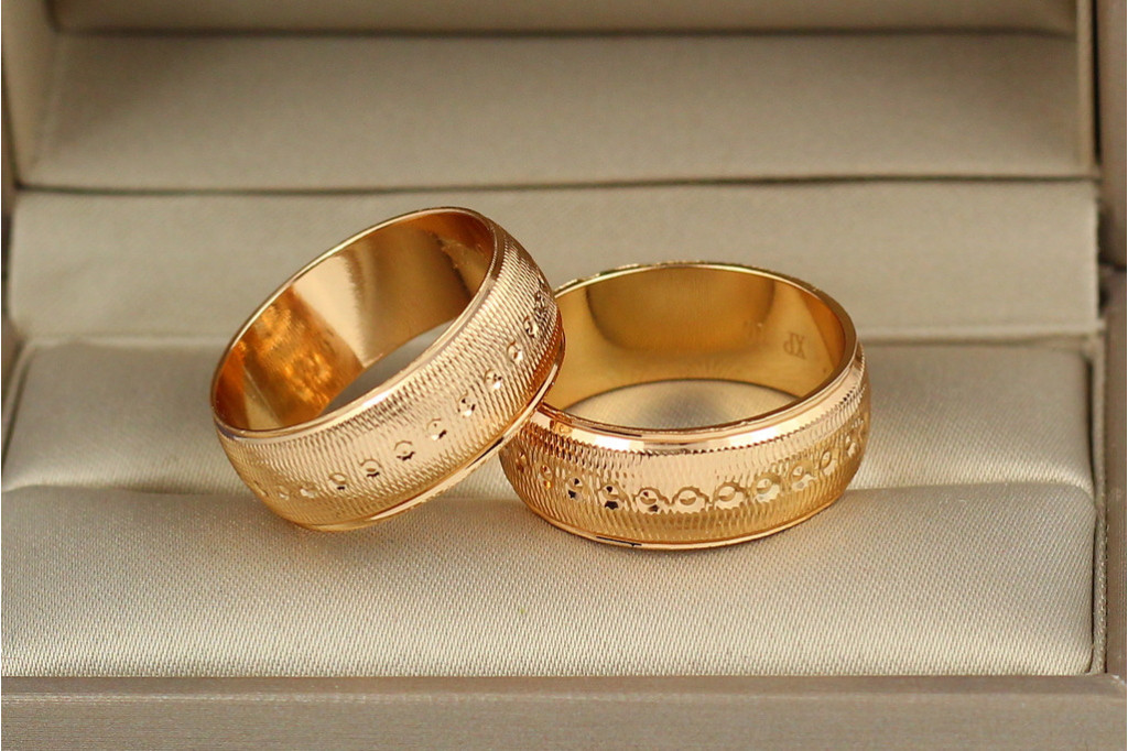 Обручальное кольцо Xuping Jewelry граненый рисунок точки по кругу 8 мм р  20 золотистое