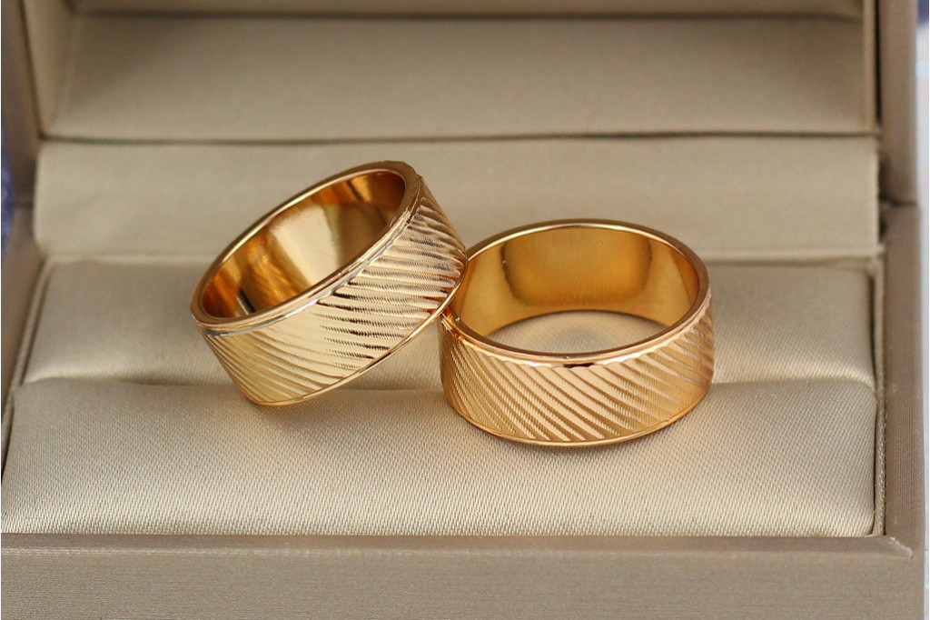 Обручальное кольцо Xuping Jewelry рисунок косая полоска 8 мм р 19 золотистое