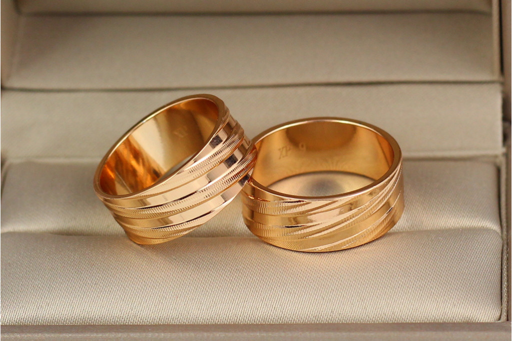 Обручальное кольцо Xuping Jewelry тесненные косые полоски 8 мм  р 19 золотистое