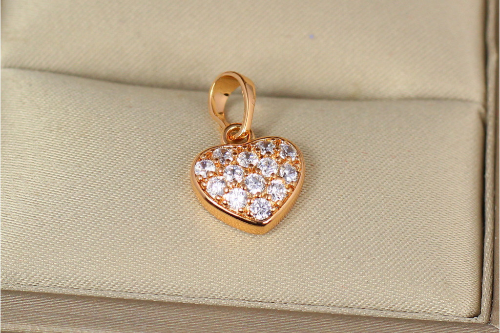 Кулон Xuping Jewelry сердечко с камнями в ободке без цепи золотистый