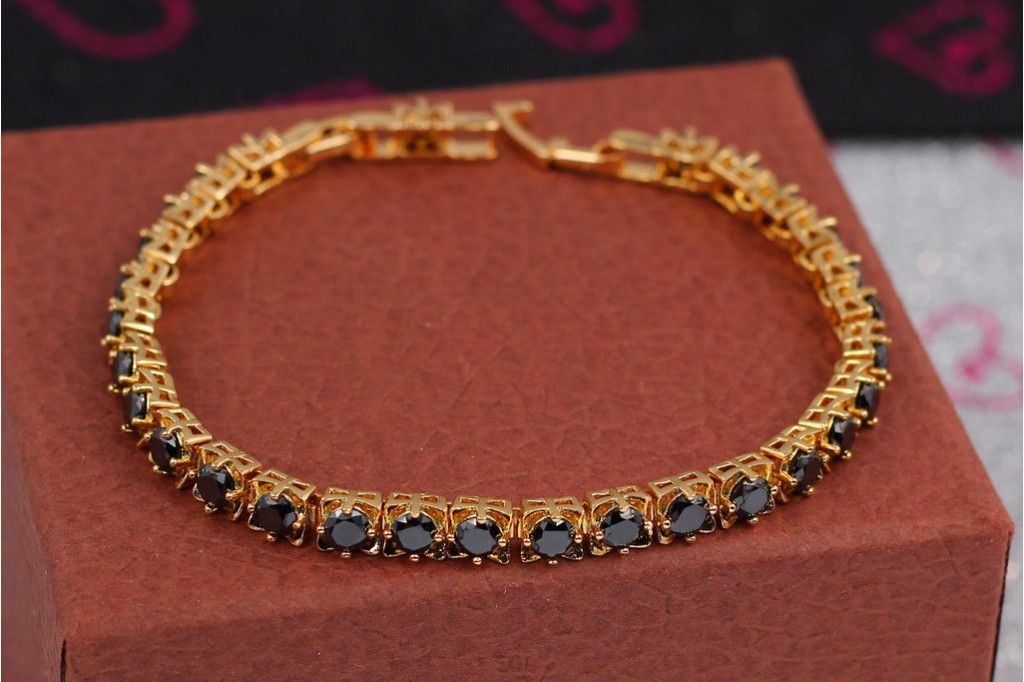 Браслет Xuping Jewelry квадратные звенья с черными камнями 19 см 5 мм золотистый