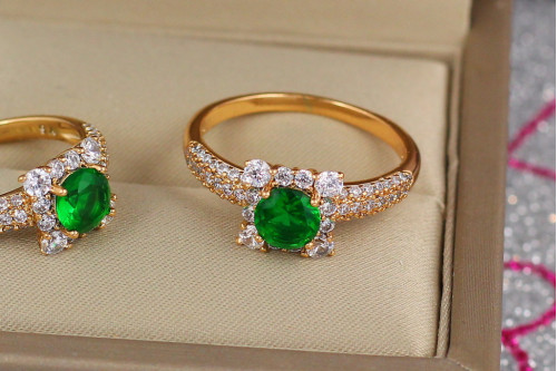 Кільце Xuping Jewelry з зеленим каменем у квадраті з білих каменів р 16 золотисте