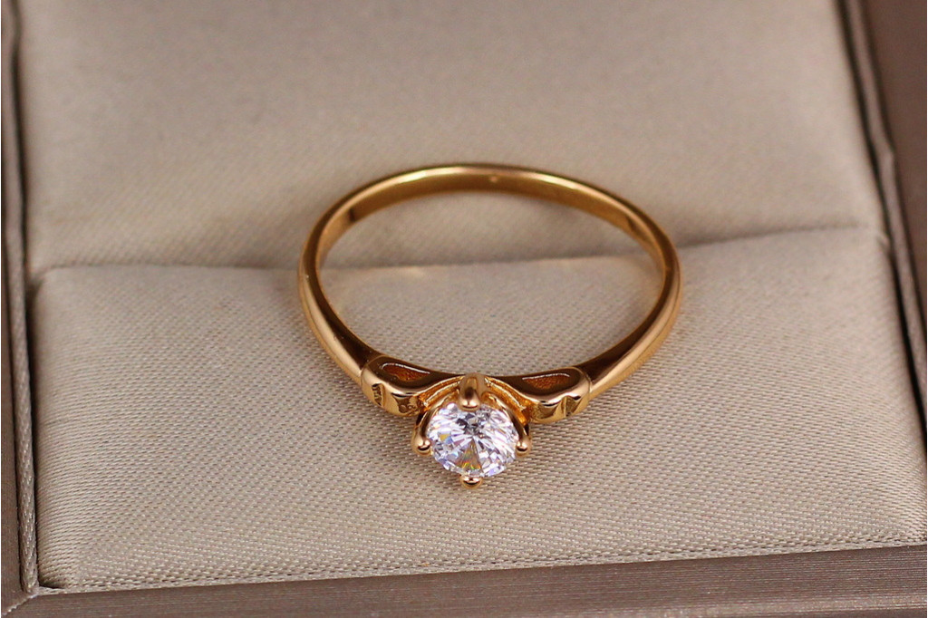 Кольцо Xuping Jewelry с белым камнем на ножке корона р 20 золотистое