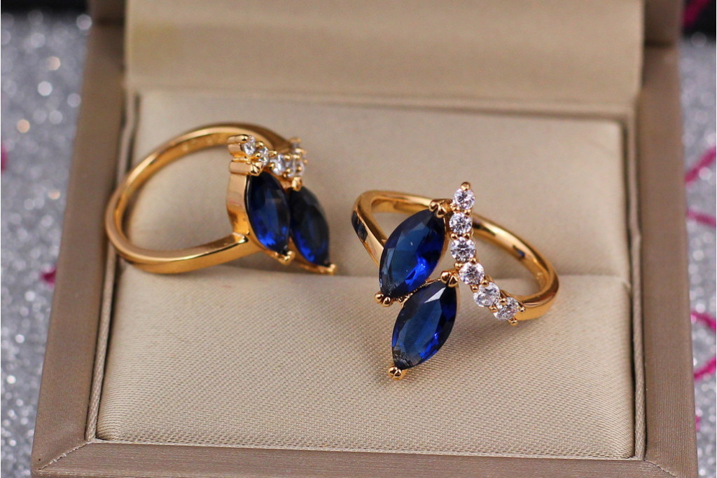 Кільце Xuping Jewelry з двома синіми маркізами р 18 золотисте
