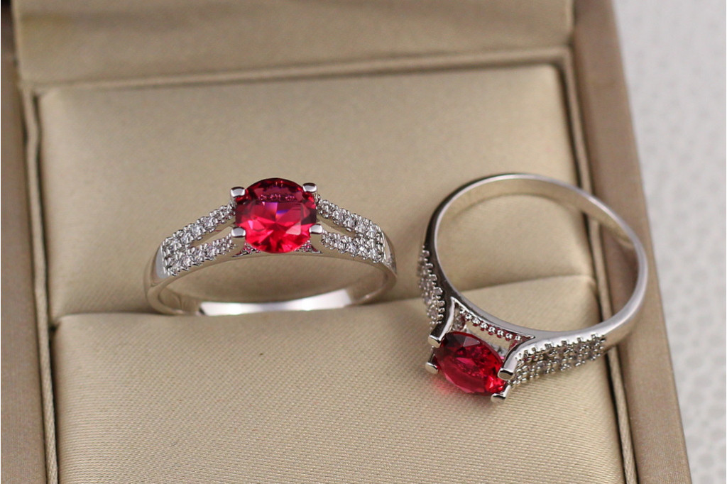 Кольцо Xuping Jewelry с красным камнем на ножке из двух дорожек с камешками р 17 серебристое