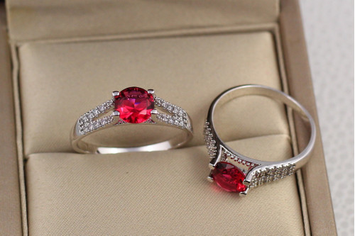 Кольцо Xuping Jewelry с красным камнем на ножке из двух дорожек с камешками р 17 серебристое