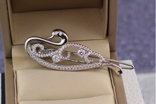 Заколка Xuping Jewelry лебедь серебристая