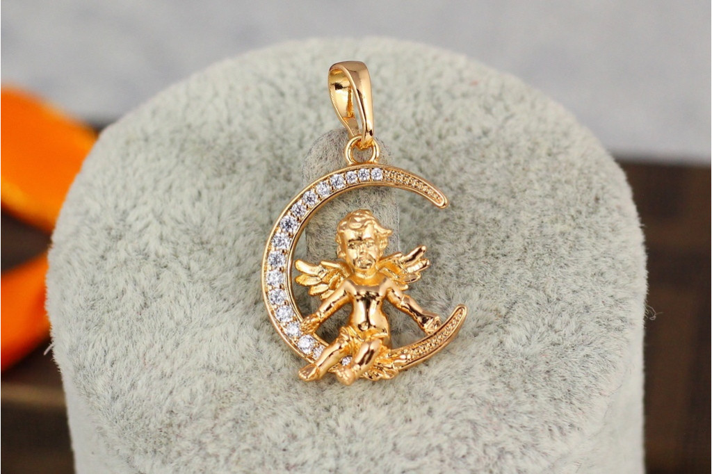 Кулон Xuping Jewelry ангелочек на месяце 2.2 см золотистый
