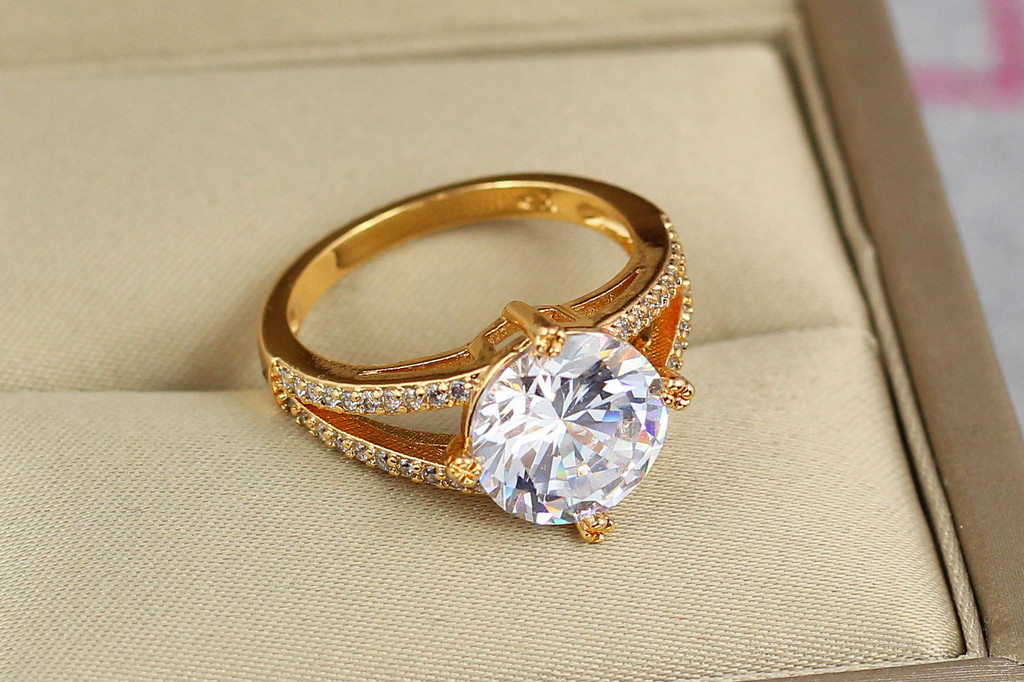 Кільце Xuping Jewelry фіаніт 10 мм по боках дві доріжки з дрібних камінчиків р 16 золотисте