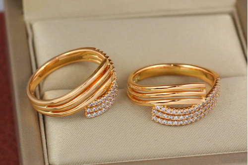 Кільце Xuping Jewelry три зустрічні доріжки гладкі і з каменів р 17 золотисте