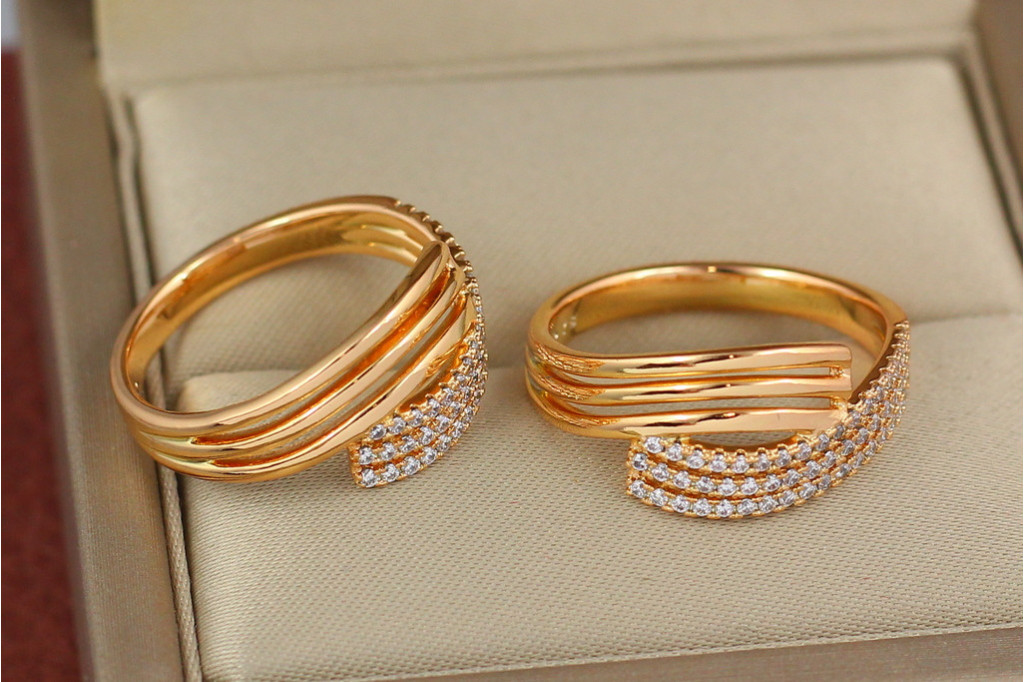 Кільце Xuping Jewelry три зустрічні доріжки гладкі і з каменів р 19 золотисте