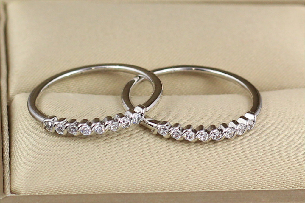 Кольцо Xuping Jewelry дорожка из камешков  р 17  серебристое